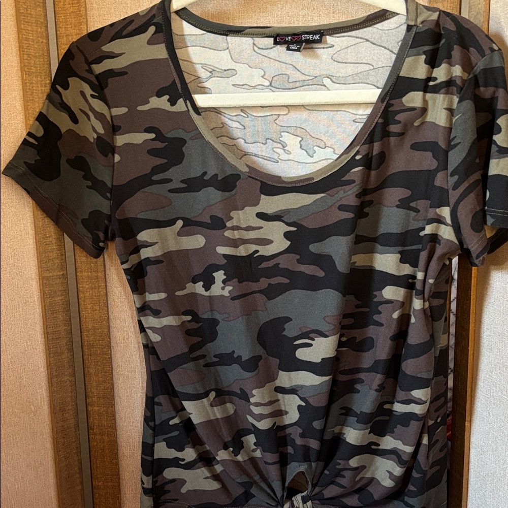 Love Streak Junior Short Sleeve Camo Tee Large